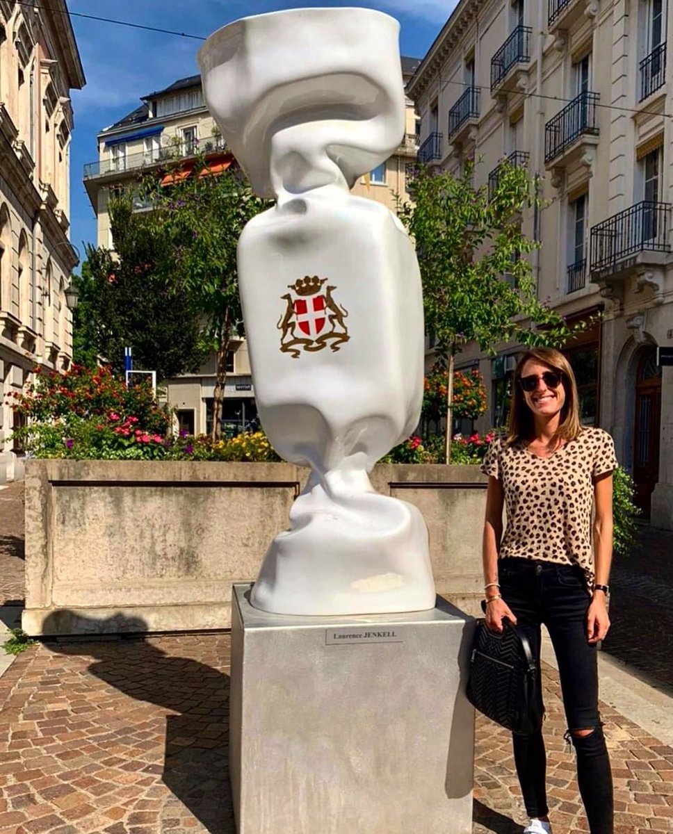 laurence_jenk's tweet photo. ☆ Détour dans la charmante @VilledeChambery pour un #JeudiPhoto très contemporain avec Clara Mamlt aux côtés d’une des sculptures monumentales de @CherrierJenkell. #ArtWork #Jenkell #Art #ArtContemporain 🍬 https://t.co/86dKXT7VkX