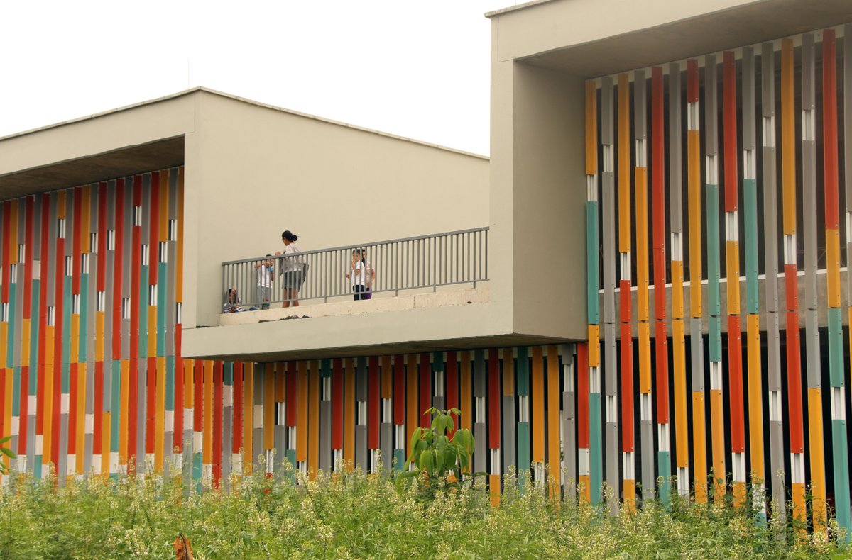 includesign_au's tweet photo. Dynamic integration of indoor and outdoor environments is vital for learning spaces. This school offers a variety of outdoor spaces integrated with dynamic volumes, shape, patterns and colours. 
#schooldesign #courtyards #colombia #includesign #architecturelovers https://t.co/S9GM0aDzSk