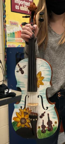 OhioLatest's tweet photo. Seventh grade student, Nora Parlett, recently painted some broken and unrepairable instruments for Mrs. Benedict's Strings classroom. These art pieces will decorate the Strings/Band classrooms for years to come!

- Springboro Schools

#SpringboroSchools https://t.co/7ShJRT9rEO