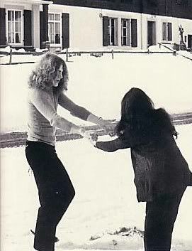 un verano del 66, en un concierto de george fame, maureen conoce a robert plant. ambos llamaron la atención del otro entre la multitud y su atracción fue inmediata. tal que conservaron una amistad de pocos meses hasta qué él finalmente se ánimo a pedirle que fuera su novia