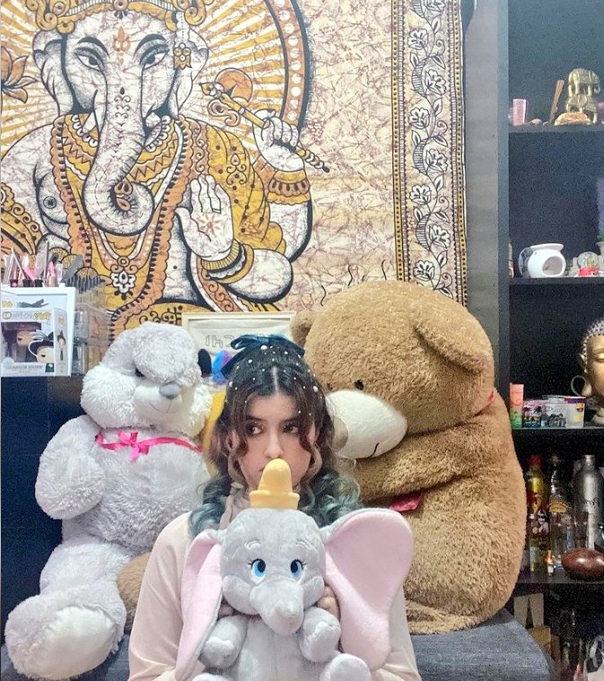 ATTILATAMOFFC's tweet image. ⿻ ❨ #KAACHILATAM 🍵❩❜
↳ Actualización de #니콜 🐰

Nicole: 💎👻
Justo antes de caerme por las escaleras 🥲🤕
Peinado y maquillaje por mi hermana Meredith 

@kaachiofficial