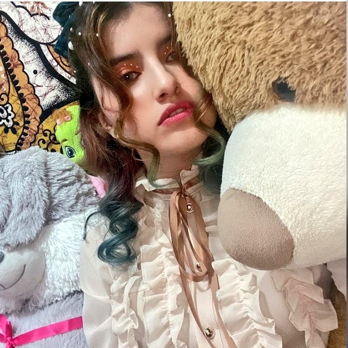 ATTILATAMOFFC's tweet image. ⿻ ❨ #KAACHILATAM 🍵❩❜
↳ Actualización de #니콜 🐰

Nicole: 💎👻
Justo antes de caerme por las escaleras 🥲🤕
Peinado y maquillaje por mi hermana Meredith 

@kaachiofficial