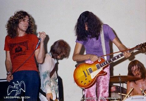 como si del destino se tratara: Jimmy page, un joven guitarrista y productor, en su ardua búsqueda de un vocalista para su nueva banda, estaba a punto de rendirse al igual que robert. hasta que uno llega al otro y el primero de ellos le propone al segundo ocupar dicho puesto