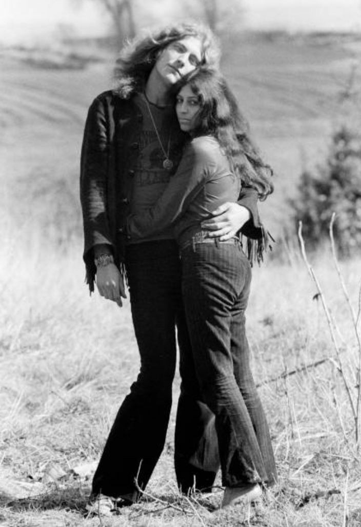 robert acepta la propuesta que había llegado poco tiempo antes de que cumpliera los 20 y su promesa a maureen haya caducado. ahora, con banda definitiva y promesa cumplida, se casa con ella, a los siguientes meses, exactamente un 9 de noviembre de 1968