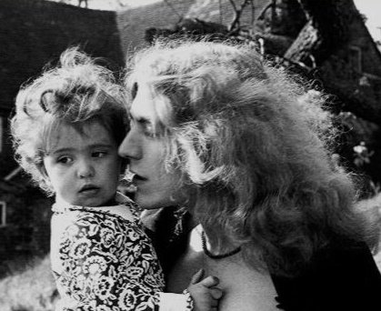 junto a su unión matrimonial se avecinaba el nacimiento del primer hijo de la pareja. una niña que maureen dio a luz un día después de su propio cumpleaños. el 21 de noviembre del 68. robert estuvo al lado de su ahora esposa presenciando juntos la llegada de carmen jane plant