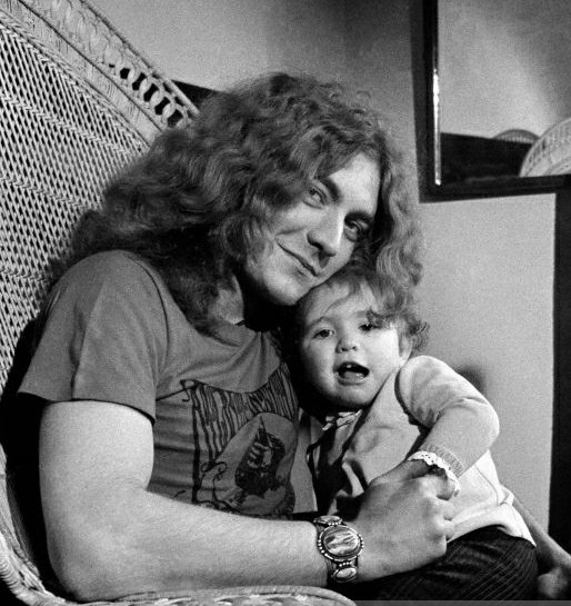 junto a su unión matrimonial se avecinaba el nacimiento del primer hijo de la pareja. una niña que maureen dio a luz un día después de su propio cumpleaños. el 21 de noviembre del 68. robert estuvo al lado de su ahora esposa presenciando juntos la llegada de carmen jane plant