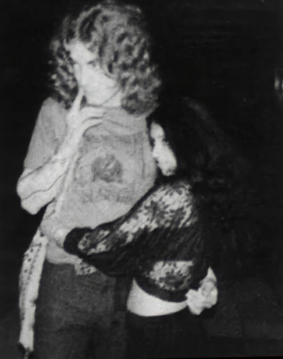 maureen era un soporte emocional para robert. tanto que en el primer festival de relativa importancia de led zeppelin, peter grant (mánager de la banda) buscó a maureen para que calmara los ataques de nervios que asustaban a robert y lo mantuviera feliz y seguro de si mismo