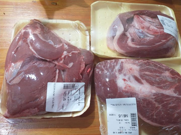 Angie16Nutto's tweet photo. Mi amiga Lily se quiso sacar la duda y fue a comprar la carne con los precios pautados con el gobierno, ya q se cansó de ver fotos de carne llena de grasa .
"No quise traer vacío pero tbn estaba espectacular .
Ojo con compartir cosas amarillas", dijo. 
Gracias, Lily !!! https://t.co/kBbVQVqNuF