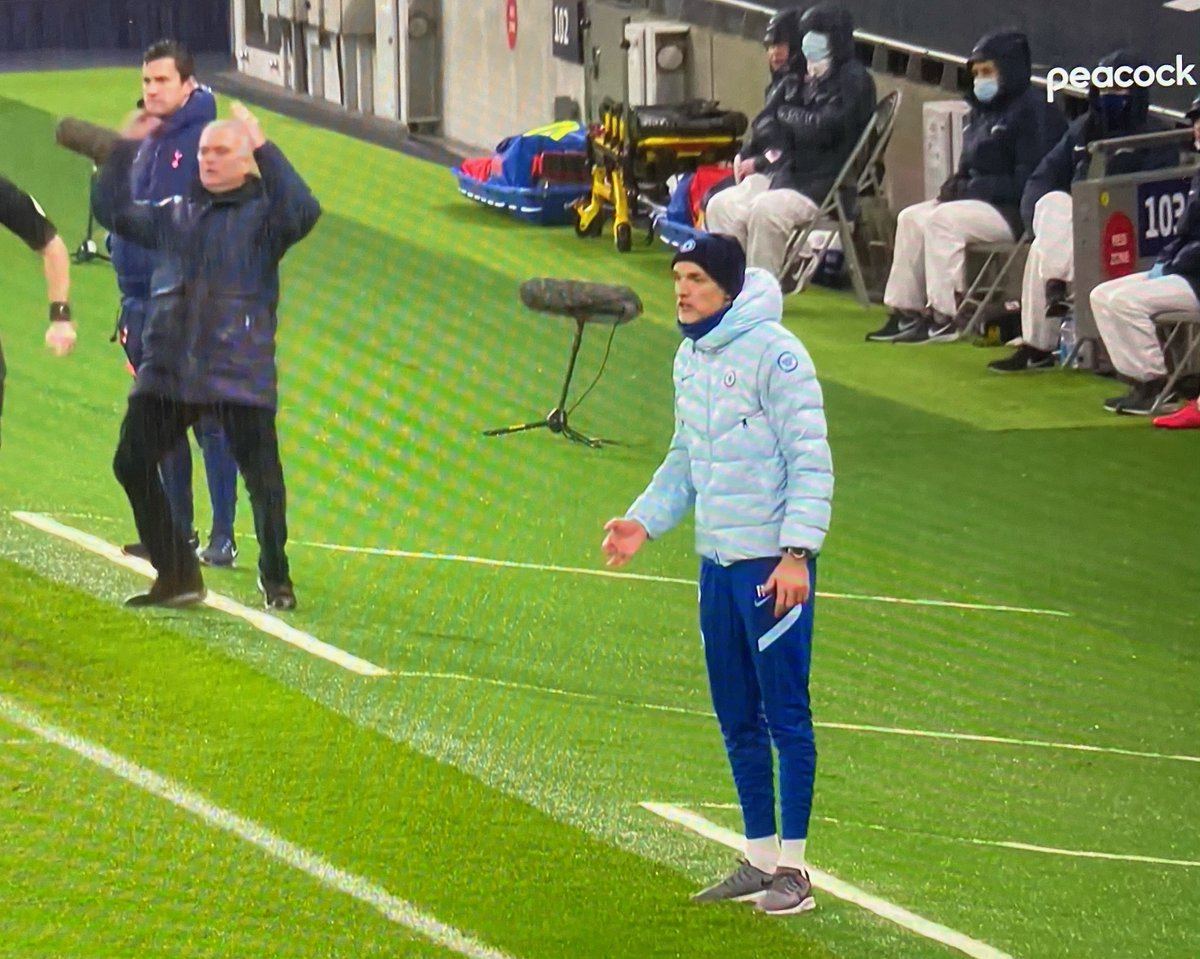 MenInBlazers's tweet image. Tuchel dressed for Bodega run in the snow. Mo stressing importance of not forgetting the Mango White Claws