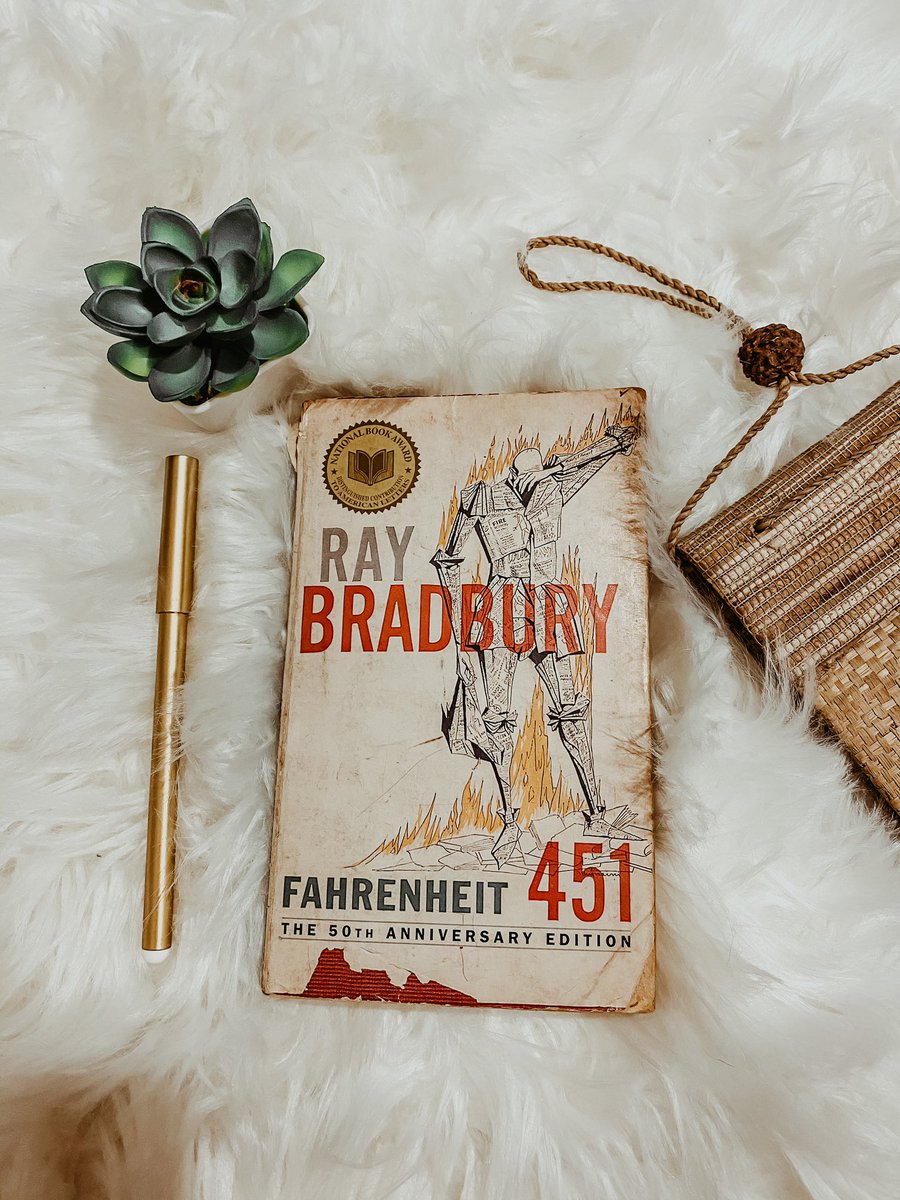 SheReadsMagic's tweet photo. Día 17 de Desafío Bookstagram “Una Distopía”

✨FAHRENHEIT 451 - Un libro que cuenta la historia de un futuro horroroso que todo lo lector temería que fuese realidad. 

Si no lo han leído, lo recomiendo muy bien. 

#fahrenheit451 #shereadsmagic https://t.co/8ejpOWWD6B