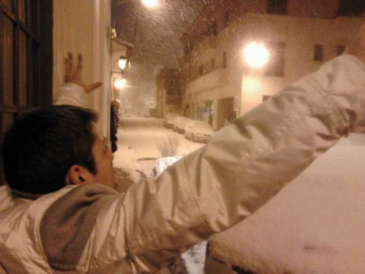 Fa 9 anys <a href="/AlbertHead46/">Albert Capdevila</a> invocava la neu a la #plaçaCampmany. Alguns el van començar a nombrar #ElDomador