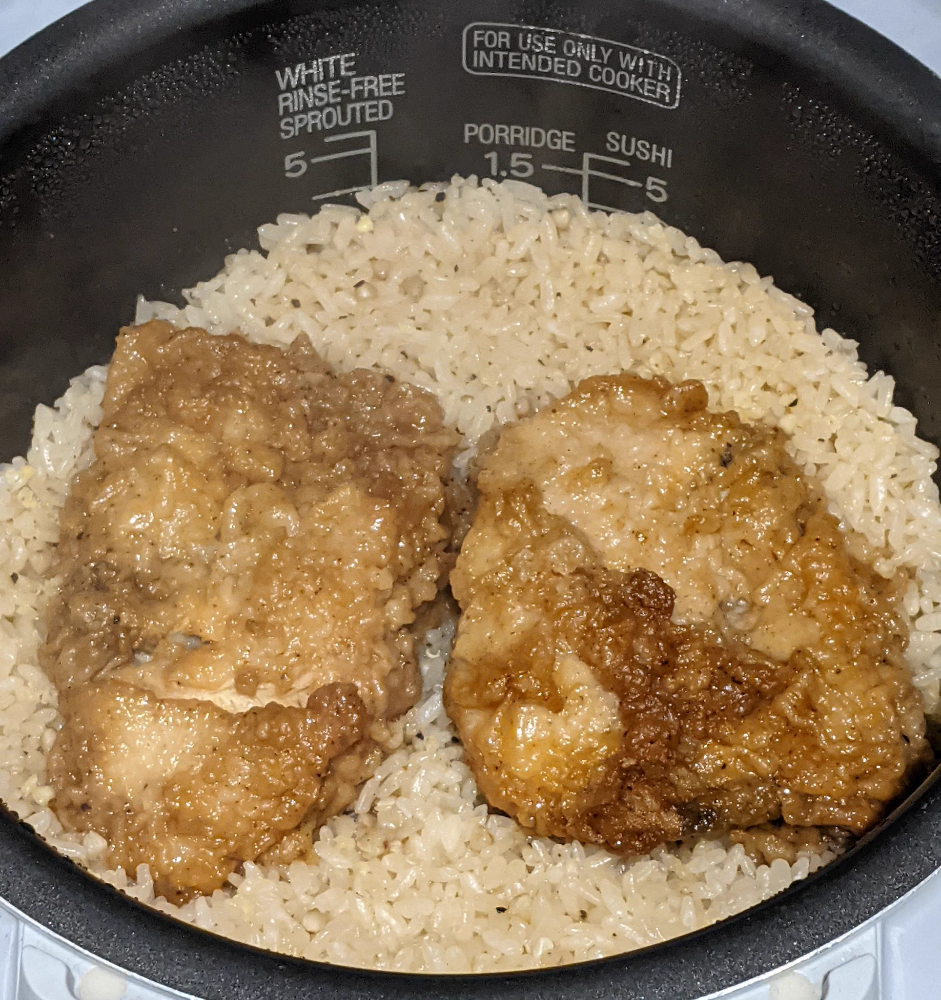 旨味がお米に染みて凄く美味しくなりそう！KFCのフライドチキンを使った炊き込みご飯！