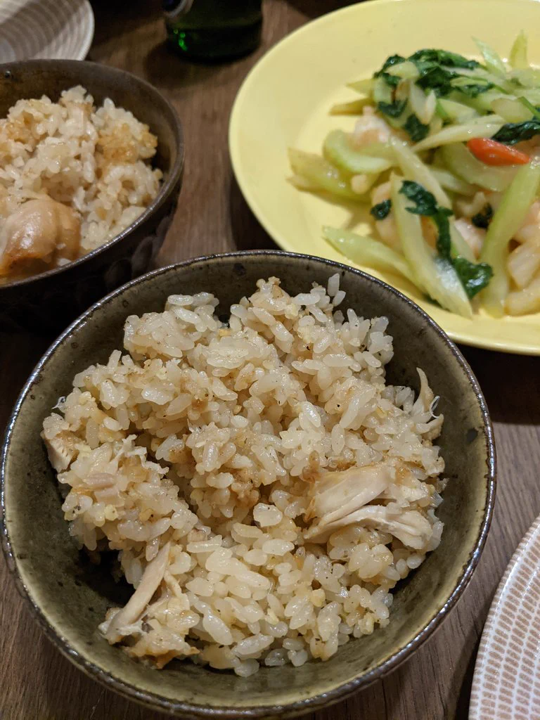 旨味がお米に染みて凄く美味しくなりそう！KFCのフライドチキンを使った炊き込みご飯！