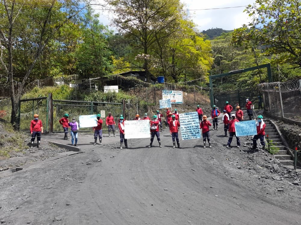 [Denuncia]

El tratamiento de las multinacionales a los trabajadores vulnera la soberanía nacional y nuestra dignidad.

Respaldo de la <a href="/cutcolombia/">Central Unitaria de Trabajadores</a> a los reclamos de los trabajadores de las minas de esmeraldas.