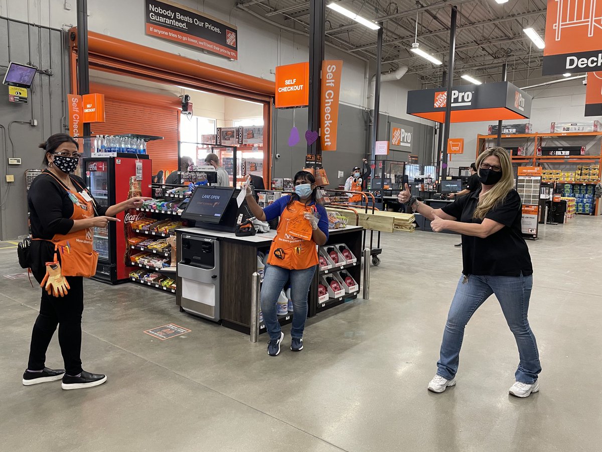 Even at 6ft apart We celebrate our Cashier of the Month KEISHA 😀 at the Winter Park HD! Just the beginning #oneteam ⁦<a href="/sammie4974/">Samantha George</a>⁩ ⁦<a href="/THDSMLisa/">Lisa Holzhauser</a>⁩ ⁦@curtisTHD⁩ ⁦<a href="/TMcKenzie_THD/">Theresa McKenzie</a>⁩