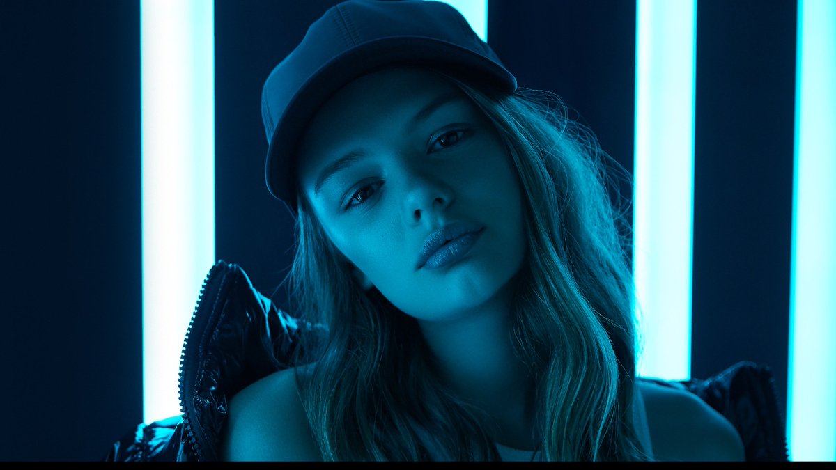 J-1 avant la sortie du nouveau vidéoclip Week-End de Sydney!!! 💥  

En attendant, le single est disponible sur toutes les plateformes! ✨
ste-4.lnk.to/Sydney_Week-En…