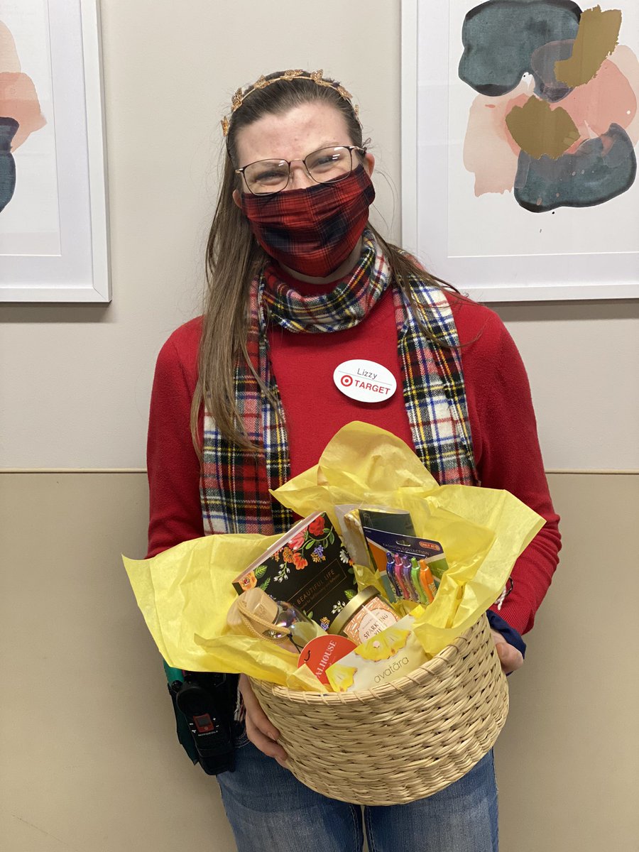 So excited to celebrate closing expert Lizzy as our YOU award winner! Her joy, enthusiasm, and work ethic shines bright at #NaptownTarget ☀️ 🎯