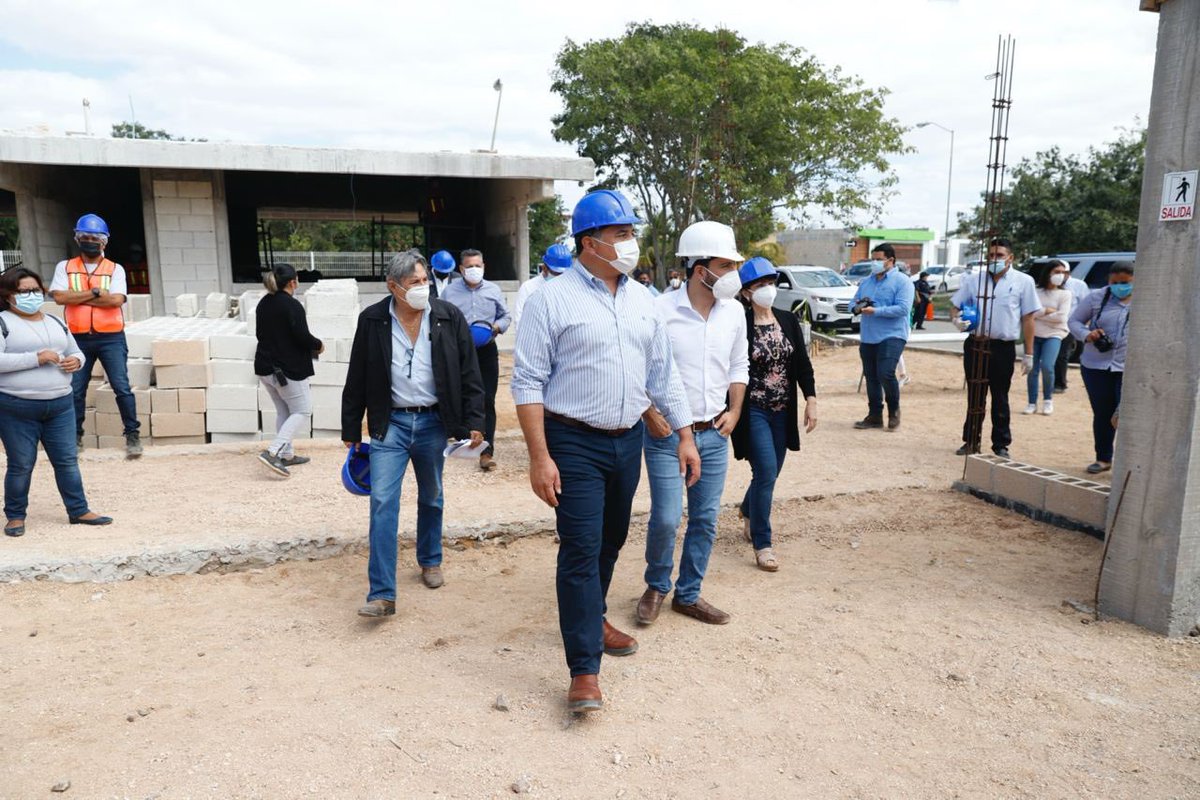 Acompañé al gobernador <a href="/MauVila/">Mauricio Vila</a> en la supervisión de la construcción de dos planteles de educación básica en Los Almendros, Cd. Caucel; que se llevan a cabo en terrenos que donamos como municipio. Mejores escuelas para que niñas y niños cuenten con mejores espacios de desarrollo.