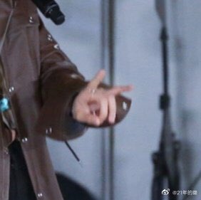 shootingxin's tweet photo. lmao her iconic pose #trueperformer https://t.co/nT8HZGs8dY