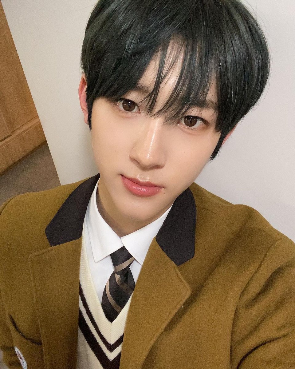 sunnyforhys's tweet photo. Happy graduation kesayangannya nuna. Semoga kalian makin sukses yaa, yakin pasti kalian sukses 🥰💖
#KimMinseo #LeeSungjun https://t.co/PUUBjkcqj0