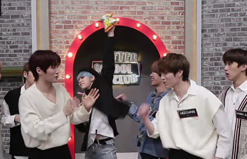dkbflex's tweet photo. @arirang_ASC @DKB_BRAVE my memorable moment is when heechan was happy to guess the song but he didn't say the name right so GK took the opportunity and got his snacks π
#Behind_ASC #DKB_ASC @DKB_BRAVE https://t.co/ohbn8sQliW