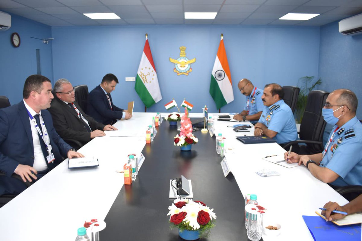 SSBCrackExams's tweet photo. CAS Air Chief Marshal RKS Bhadauria met delegations of USA, France, Bangladesh and Tajikistan during #AeroIndia21.
🇮🇳 🤝🇺🇸 🇫🇷 🇧🇩 🇹🇯 https://t.co/iIISSqLojN