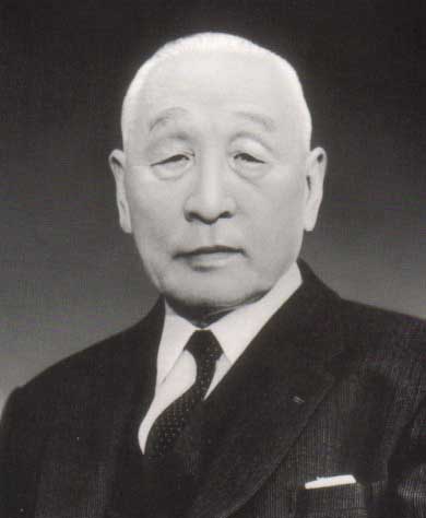 The art museum was founded by her grandfather, Taneji Yamazaki. The name Yamatane (山種) combines the first and third characters of his name, 山崎種二. Yamazaki made his fortune from commodity and stock markets.