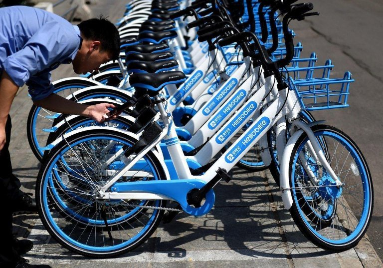 Dinastiachip's tweet photo. Hace un año, Pekín era una ciudad fantasma, la gente salía poco a la calle. #HelloBike calcula que, en estos días, sus trayectos doblan a los de hace un año.

De todas formas, en los peores días las bicicletas compartidas eran un recurso para evitar aglomeraciones en el metro. https://t.co/BrVPXAwZxo