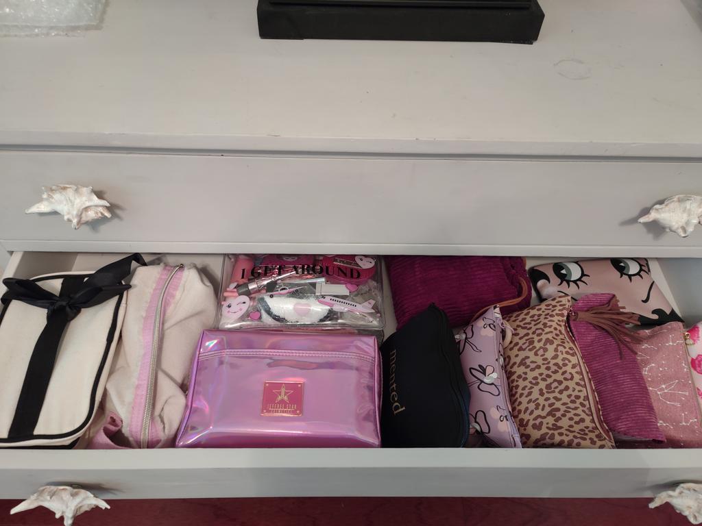 dmvbiz's tweet photo. @Ree_Ree91_ YES! I'm OCD, so I love your organization, especially the lippies and setting powders. My makeup bags have one set of mixed brands to include face, eyes, brows and lip items. Larger bags have two sets plus skincare items for travel. Yup! I'm nuts, but love it. Grab and done! 😃 https://t.co/6NbpRGdMC3