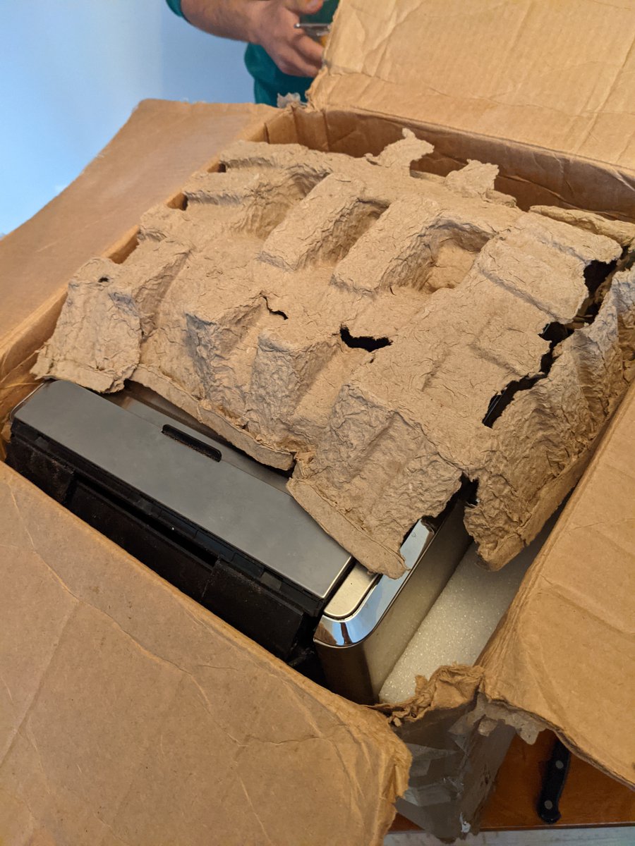 ledvib's tweet photo. @OfferUpSupport And here's a photo, only 2 of the 4 sides of the item were padded https://t.co/kdM6mPn9KW