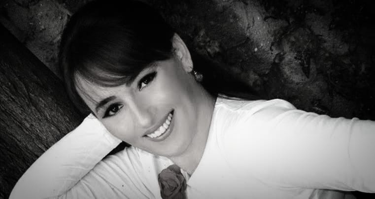 Sabahlara kadar oturup düşünürken yeri geldi İstanbul'daki bütün meyhaneleri dolaşırdın yeri geldi sen kimseyi sevemezsin diye haykırdın. Sesinle yaşamaya devam edeceğiz. 
#HünerCoşkuner