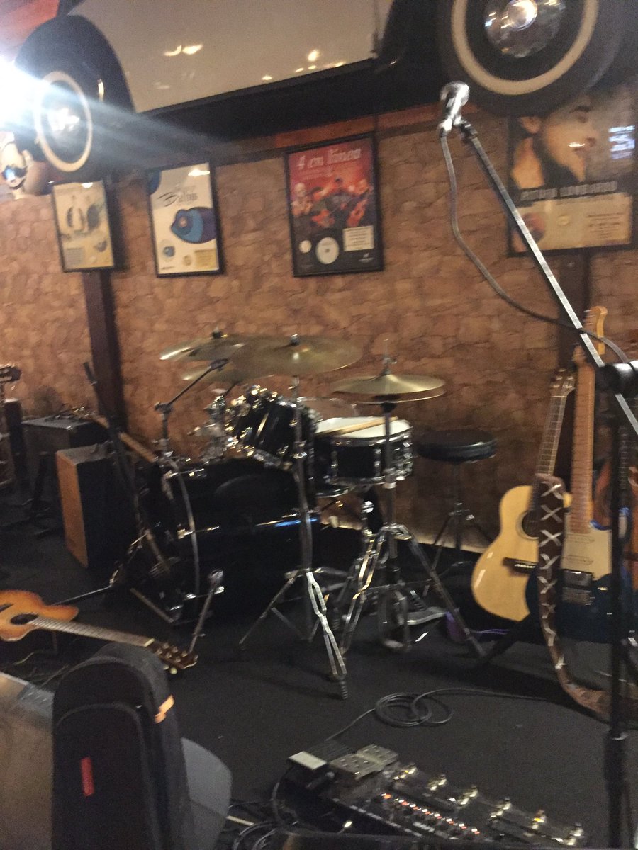 Empieza el show en Don Bigote, pueden seguirlo por <a href="/coladoscarnaval/">Colados al Camión</a> en <a href="/M24radio/">M24</a> !