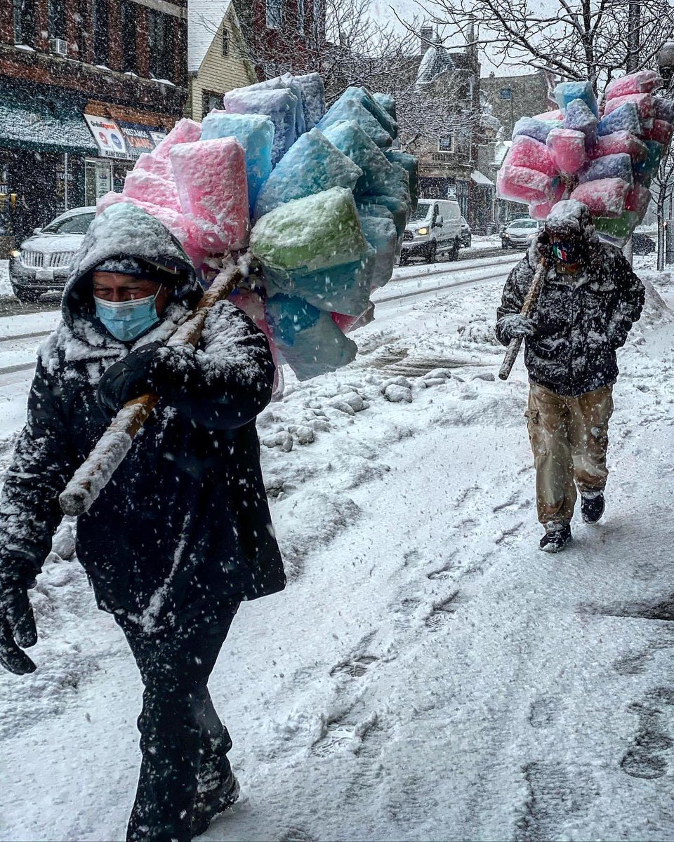 HechaEnChicago's tweet photo. Striking photo of cotton candy vendors in the snow, by Mario Bernal/NBC https://t.co/jHwNZZWh9g