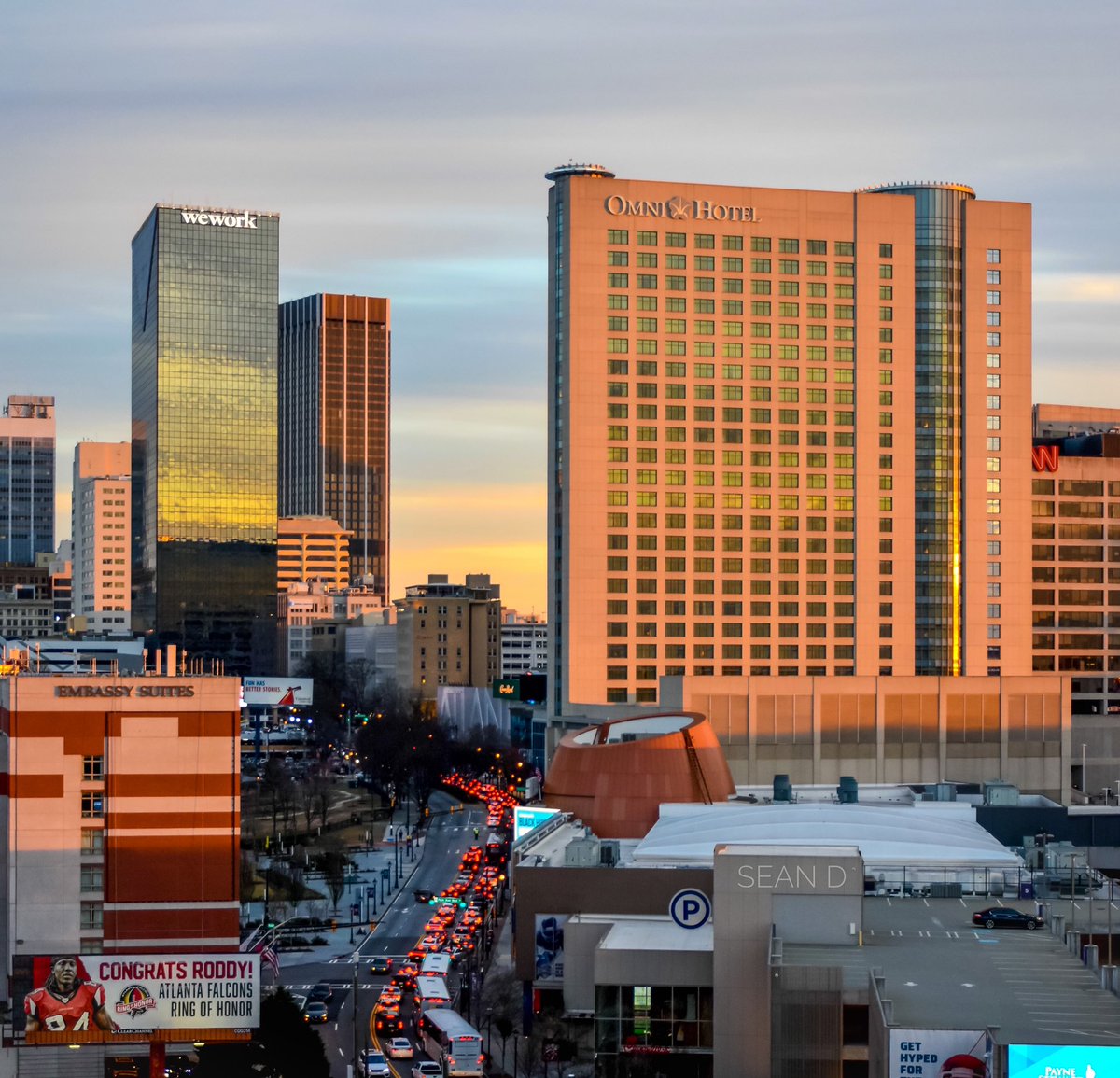 seand6711's tweet photo. As the sun sets on Downtown ATL 📸🌇 @downtownatlanta @seand6711 #sunset #atlanta #cityscape #traffic  #skyline #streetphotography #atlantatoday #atlantasnaps #architecture #atlphotographer #sunsetsky #landscape #sunsetphotography #photography #scenery #nikonusa https://t.co/bPu8eqWFyV