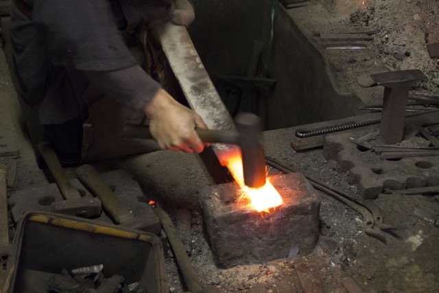 地球村フェス 公式 地球のことわざ C Est En Forgeant Qu On Devient Forgeron 訳 鍛冶屋になるのは 鉄を鍛えながらだ フランスのことわざです 頭で学んだ後は 体で覚えて一人前になるもの 始めは誰でも悩んだり失敗したり 失敗 を恐れないで