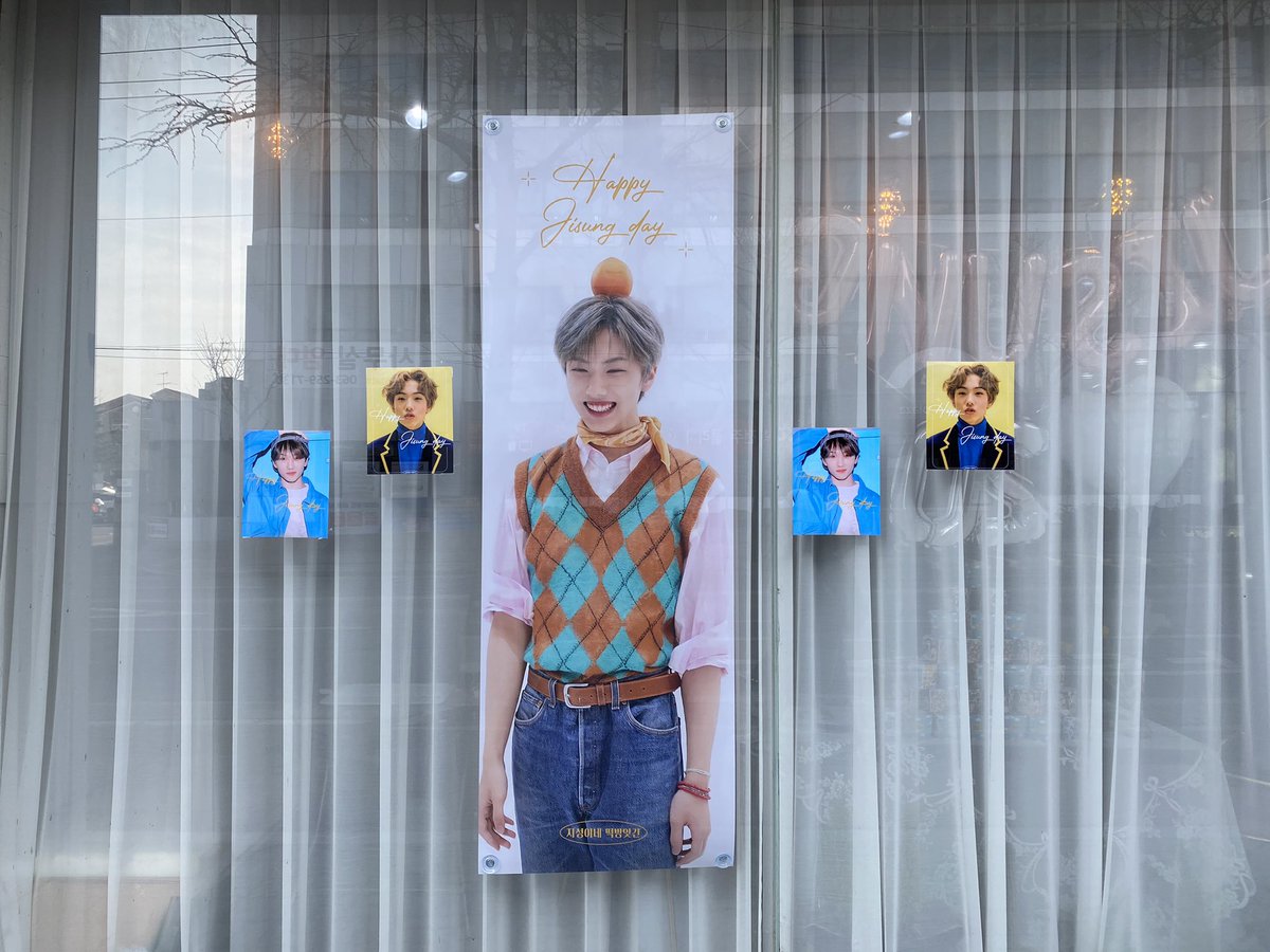 S2NCT_LOVES2's tweet photo. #스무살_지성이의_날씨는_맑음 선착특전 폼으로 하는지 모르고ㅠㅠㅠ 아쉽게 받지는 않았지만 지성이들로 꾸며진 카페보고 위안 삼는다ㅠㅠ 진짜 너무 좋다ㅠㅠ 너무 예쁘다ㅠㅠㅠㅠㅠ 꺄아아아ㅏ 여기서 나가기싫다ㅠㅠㅠㅠ 지송이 일찍 일어났니? 생일 축하해💚🎉💚🎉 https://t.co/TG7pqaMLQ0
