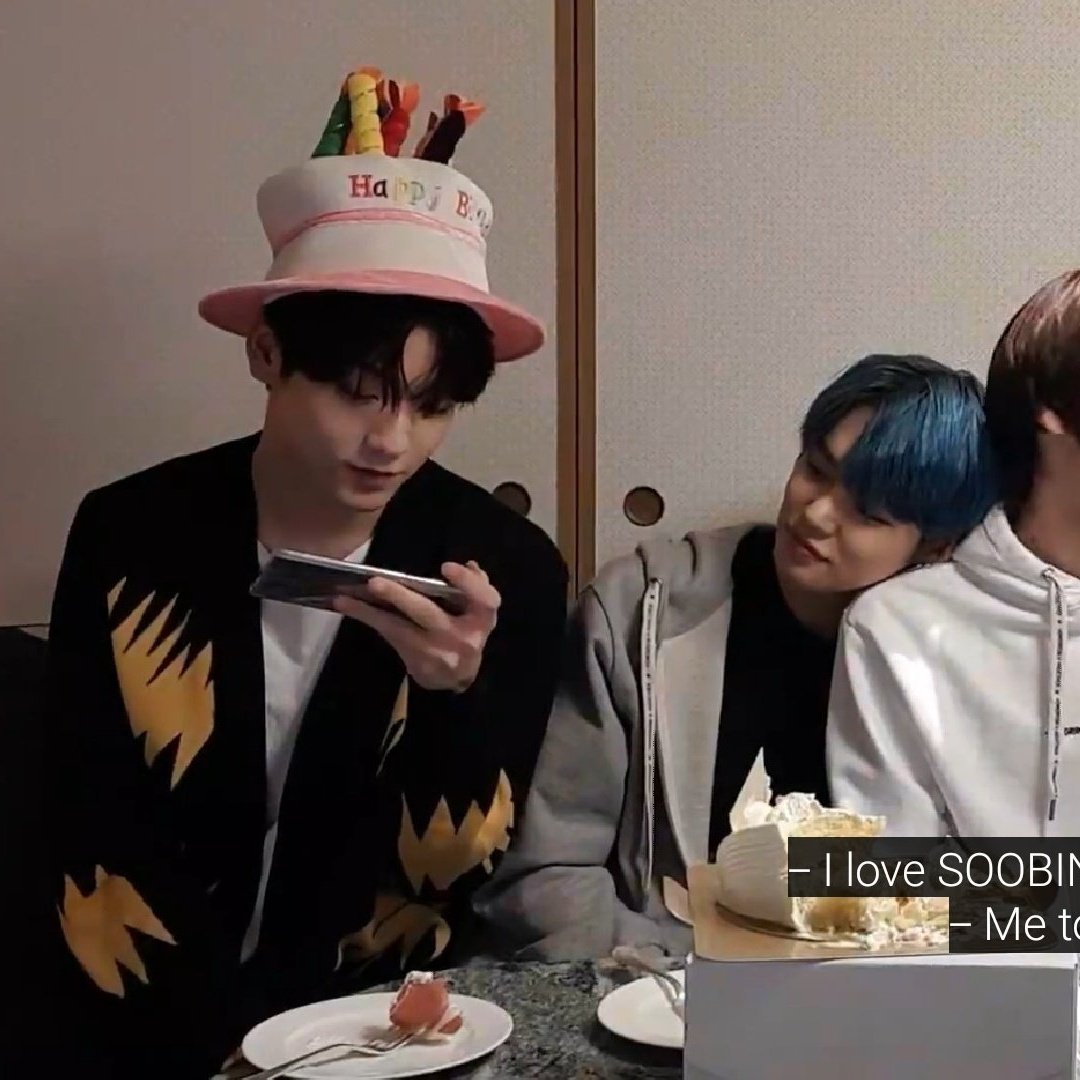 moadalso's tweet image. thread of txt looking at each other like they're the entire universe