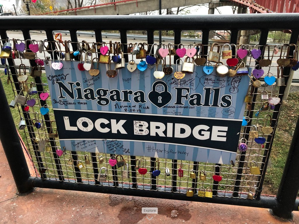 kstonewriter's tweet image. @barb_avon @studioreadwrite 

The Lock Bridge when I was there 11/2019. You can buy a lock in the gift shop, and every so often they have to remove all the locks because of the weight, then start all over. 

#NiagaraFalls #LockBridge  🇨🇦