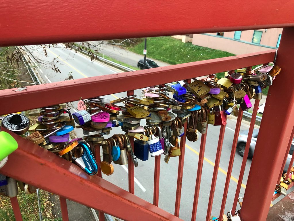 kstonewriter's tweet image. @barb_avon @studioreadwrite 

The Lock Bridge when I was there 11/2019. You can buy a lock in the gift shop, and every so often they have to remove all the locks because of the weight, then start all over. 

#NiagaraFalls #LockBridge  🇨🇦