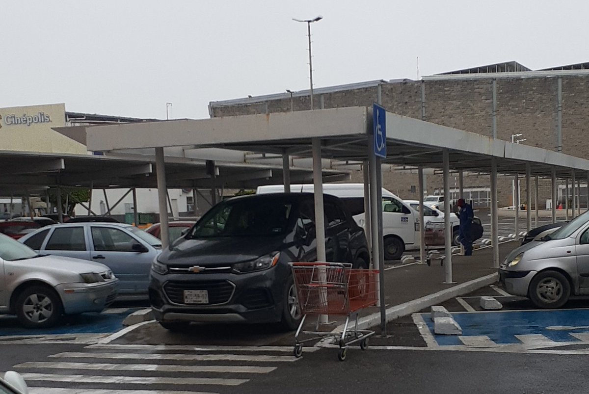 RogelioGarrid13's tweet photo. Llamado a la autoridad @PECTabasco ya que es el colmo que ciudadanos como este #LordInfluyente secuestren las banquetas o pasos peatonales de los estacionamientos como el de frente a #EuroPlazaVhsa #DenunciaVa @XEVATabasco @TabascoHOY @XHVXTabasco @DiarioPresente @Rocio_Lara89 https://t.co/f9R5RQ5Jvk
