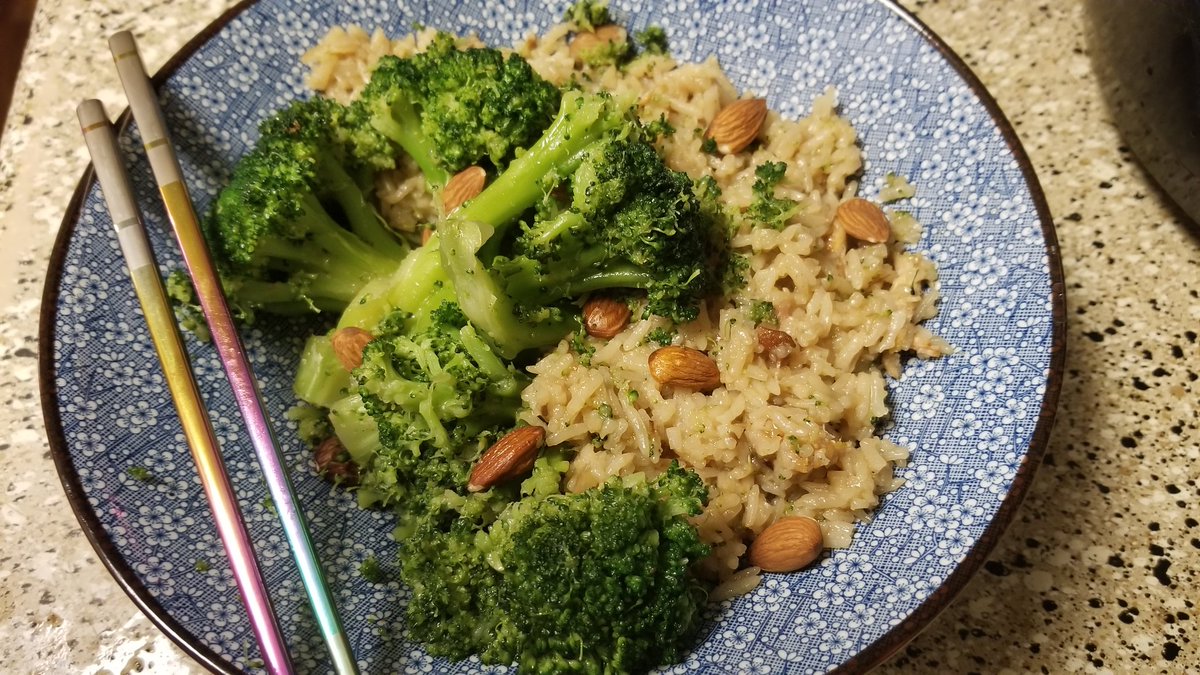 OmgHowthat's tweet photo. Stir fry broccoli n rice with grill almonds_perfect! @imperfectfoods https://t.co/IiaOwrMBfJ