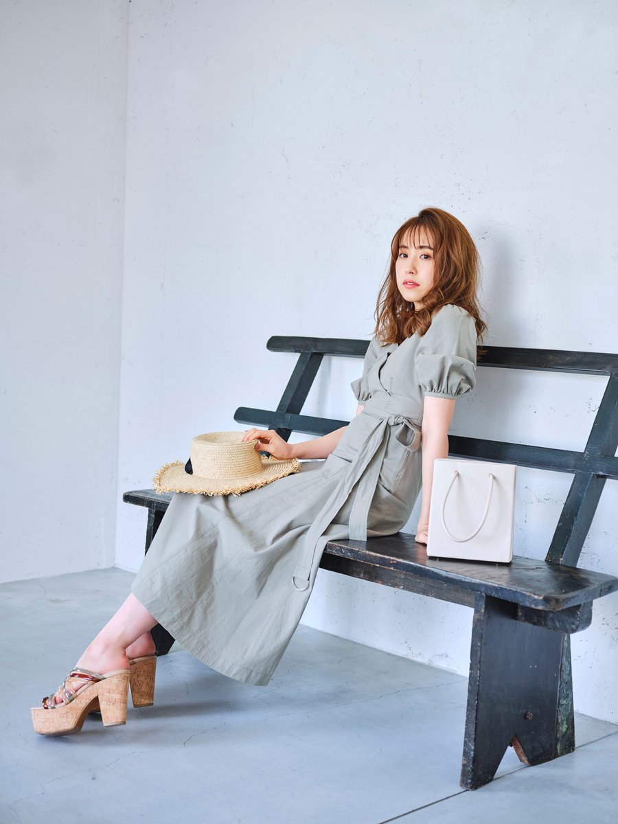 Mercuryduo 公式通販runwaychannel 衛藤美彩 さん着用 フェミニンライクなデザインに カジュアルテイストをミックス バックシャンデニムワンピース 12 100円 税込 今すぐcheck T Co Lzzikvydnb Mercuryduo