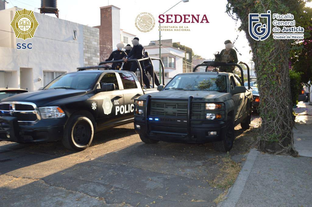 El día de hoy @SEDENAmx <a href="/SSC_CDMX/">SSC CDMX</a>, y <a href="/FiscaliaCDMX/">Fiscalía CDMX</a>, durante un cateo fueron asegurados 800 kg de cocaína aproximadamente, 11 armas largas,  4 armas cortas y dos detenidos en <a href="/TlalpanAl/">Alcaldía Tlalpan</a>. Esto se traduce en millones de dosis que no van a ser consumidas por jóvenes en nuestra ciudad