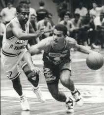 trotamundosbbc1's tweet photo. Estamos activos ⛹🏼‍♂️🏀 y vamos a retar la memoria de nuestra #FamiliaTrotamundera

¿Recuerdas quien fue este jugador que vistió nuestro colores? 🤔

Estamos #SobreLosRieles 🚆 🏀 https://t.co/FWL8AHhmEc