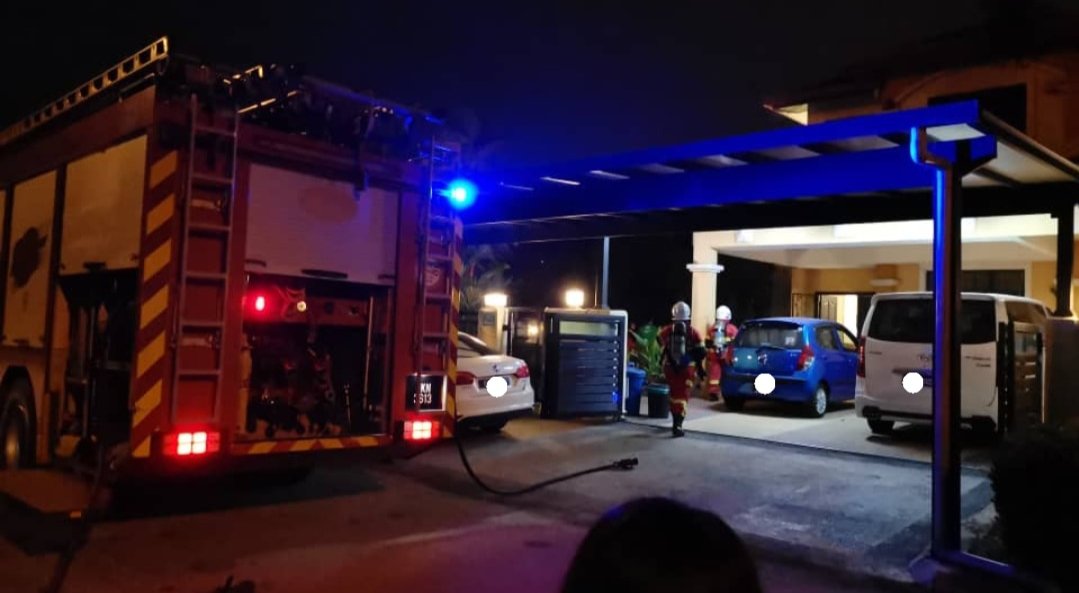 hzqsyafie______'s tweet photo. Assalamualaikum semuaa, dgn rendah diri saya ingin memohon jasa baik saudara saudari sekalian utk mendoakan keselamatan family saya dan dipermudahkan urusan diatas kejadian yg tidak diingini. Aircond terbakar dan alhamdulillah semua family saya selamat. Thank you!! ❤️💖❤️ https://t.co/HxF9f47BJP