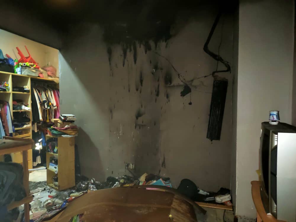 hzqsyafie______'s tweet photo. Assalamualaikum semuaa, dgn rendah diri saya ingin memohon jasa baik saudara saudari sekalian utk mendoakan keselamatan family saya dan dipermudahkan urusan diatas kejadian yg tidak diingini. Aircond terbakar dan alhamdulillah semua family saya selamat. Thank you!! ❤️💖❤️ https://t.co/HxF9f47BJP