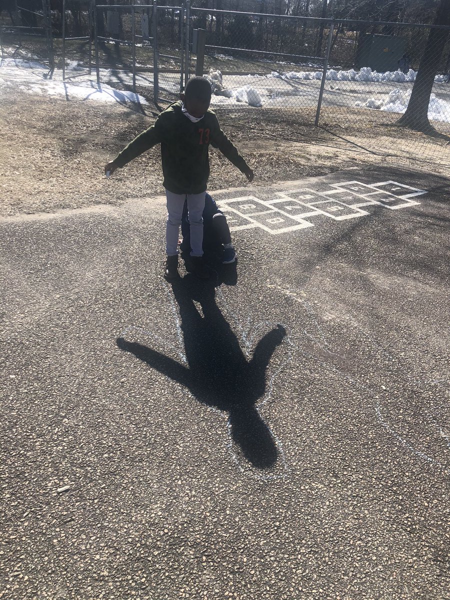 BehmKristin's tweet photo. Learning about shadows and chalk tracing our friends! @JBWatkinsES #minermoments https://t.co/gj4en7Re96