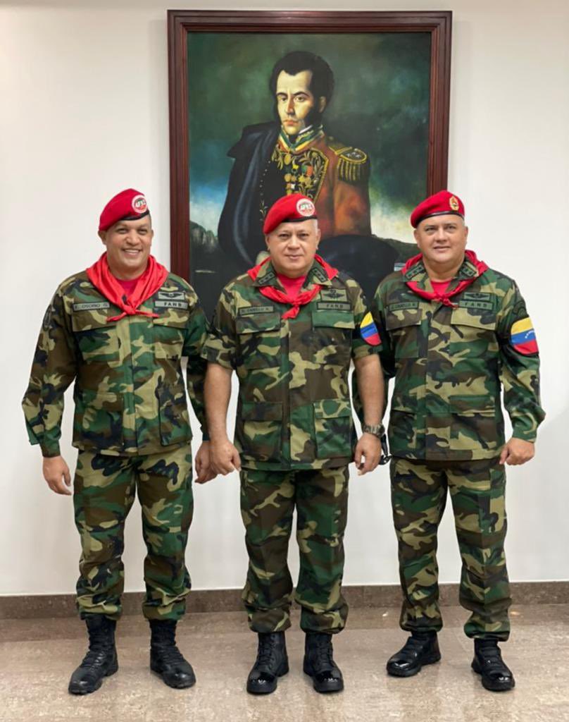 Ya llegando a casa, luego un día maravilloso lleno de recuerdos que nos comprometen más con nuestro Pueblo y con la Patria! 
•
Amo a estos 3 valientes guerreros que siempre están listos para defender a nuestra Patria 🇻🇪
.
Que Viva Chávez 💪 
¡VENCEREMOS! 
#FebreroRebelde #4Feb