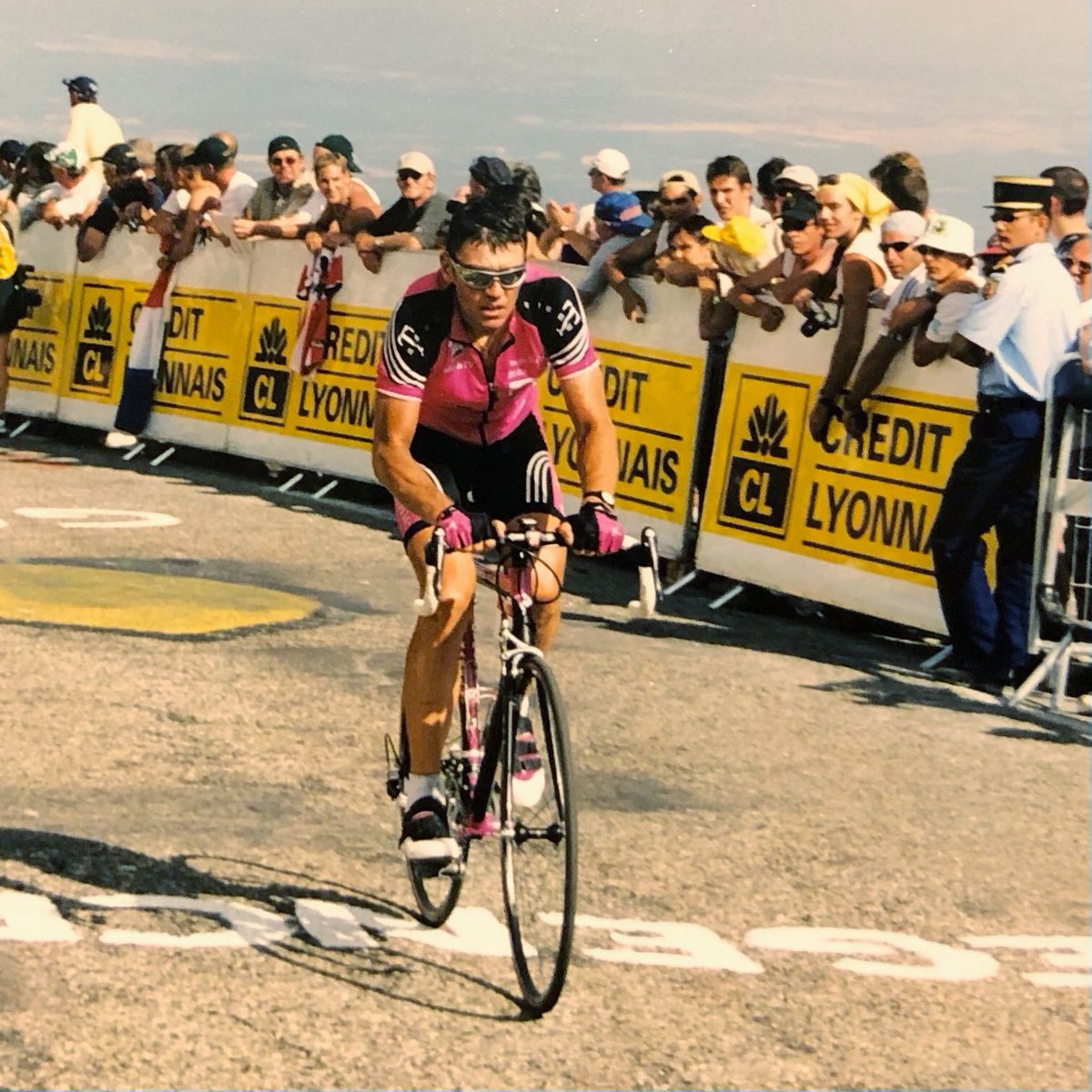 manofhassia's tweet photo. Tour de France 2002: Bergetappe mit Ziel auf dem Mont Ventoux. Als Fans pilgerten wir früh hoch auf den Berg und harrten 7h auf das Peloton am 200m Schild vor dem Zielstrich. Die Sonne brannte unbarmherzig auf dem Géant de Provence.
#ThrowbackThursday
#TourdeFrance
#No2Doping https://t.co/d3rhSV58g3