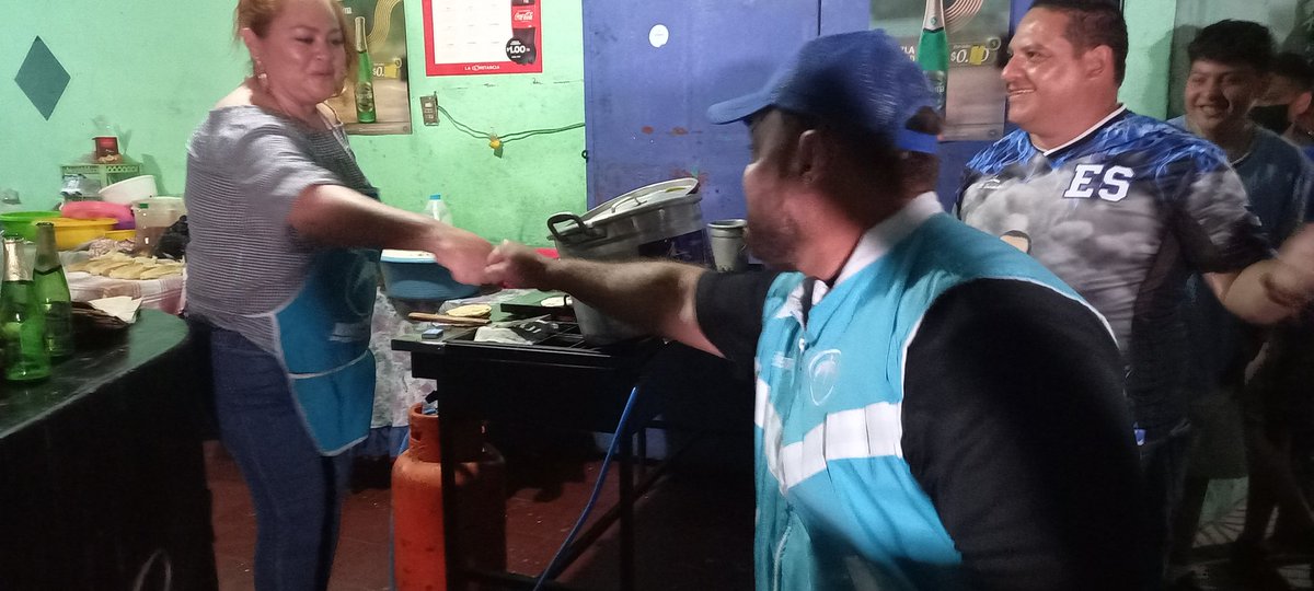 GGallegos24's tweet photo. A esta hora de la noche seguimos caminando por la Colonia El Pacífico de Ahuachapán, porque el cariño y apoyo de la gente es muy grande. https://t.co/WjU7qogWaL